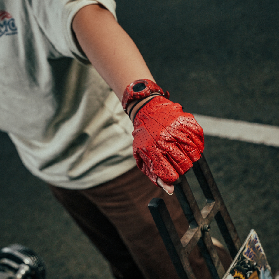 Sarung tangan chappo warna merah edang dipakai